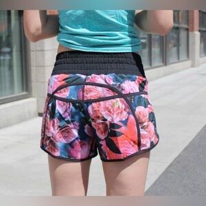Lululemon Tracker Short II Secret Garden / Black size 10 lined